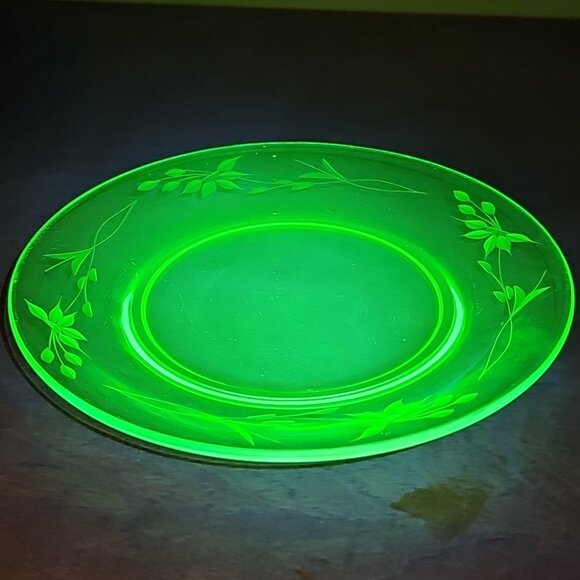Uranium Glass Plates 6pcs 7.5in Etched Flowers Depression Glass. Geiger Tested. - Picture 6 of 10